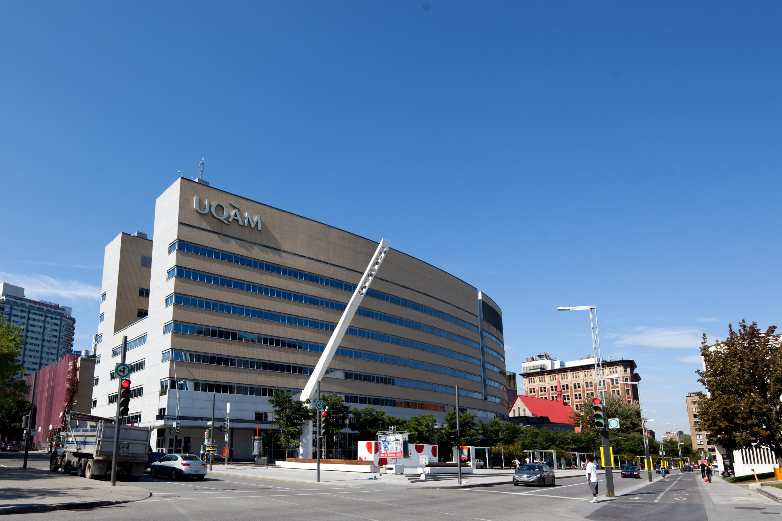 Pavillon Président-Kennedy de l'UQAM avec un beau ciel bleu.