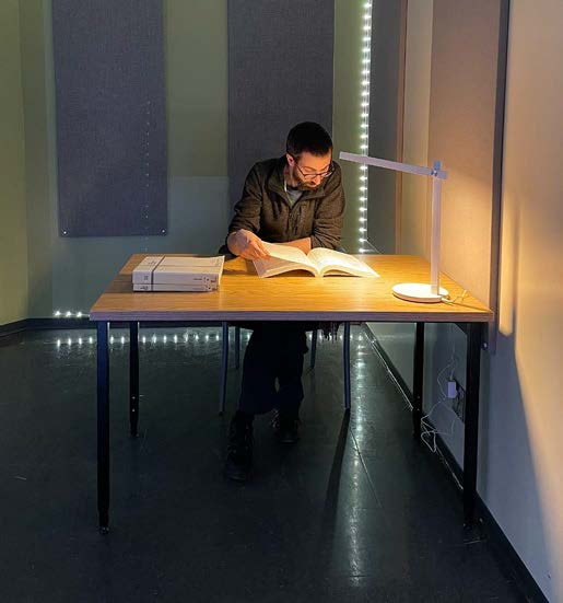 Salle de travail calme avec espace individuel