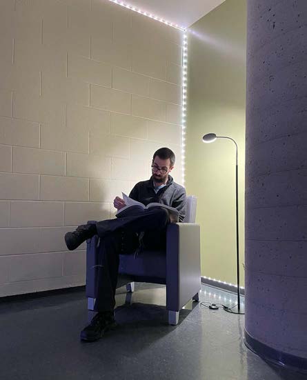 Salle de travail calme avec un avec fauteuil