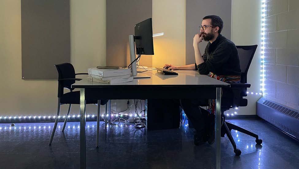 Salle de travail calme avec ordinateur